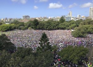 La piazza di Sidney riempita di manifestatnti per il clima